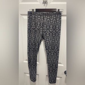 Black and white damask design leggings